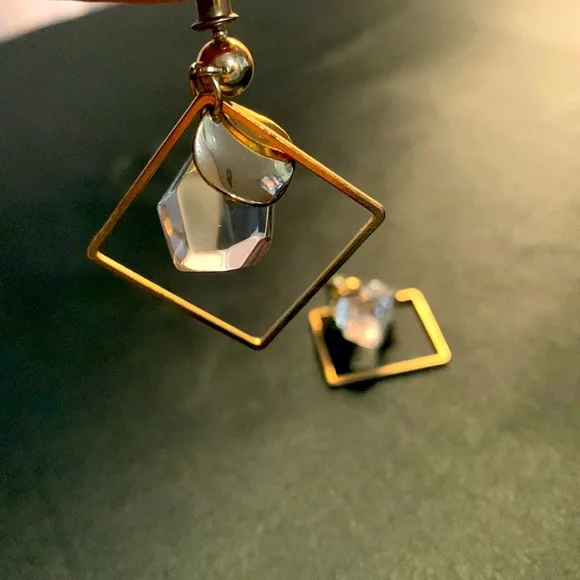 ♥️$5/20♥️ Modern Look Earrings - Picture 3 of 3